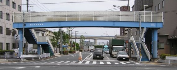 磯子警察署前の写真