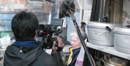 �u�U�̍�{���s���񂪕l�}�[�P�b�g�ŎB�e