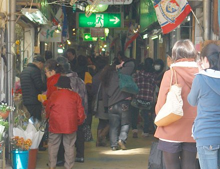 �u�U�̍�{���s���񂪕l�}�[�P�b�g�ŎB�e