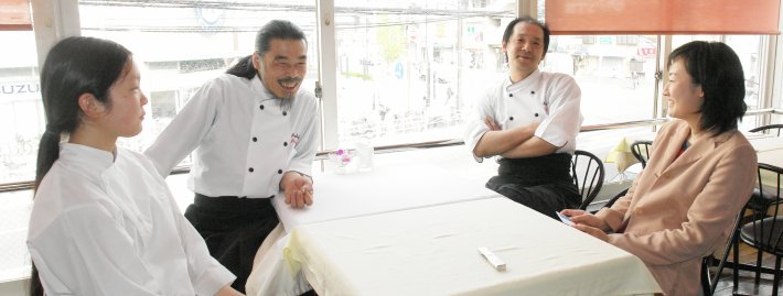 4人でおしゃべりの様子