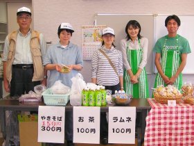 模擬店のスタッフ