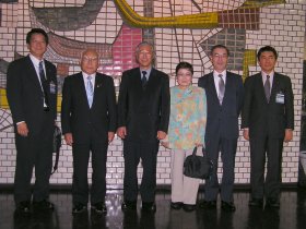 市役所で記念撮影