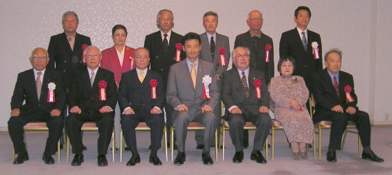 中田市長と永年在職者の方たち