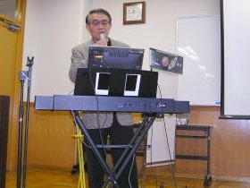 歌う岩崎さん