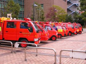 駐車場に並んだ消防車