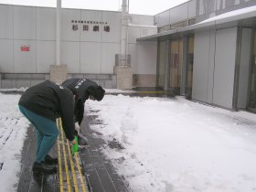 劇場スタッフによる除雪