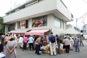 �ɂ��₩�ȃo�U�[�̗l�q