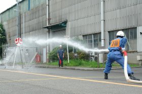 的に向けて放水
