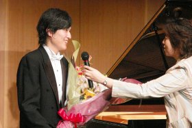 花束を持つ清塚さん