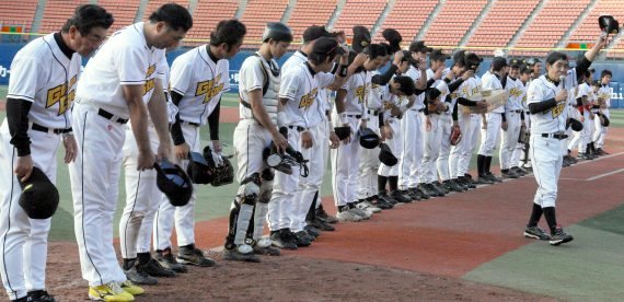 客席に挨拶するゴールデンゴールズの選手