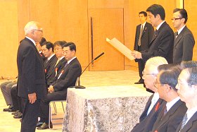 安倍総理から宮嶋会長に表彰状授与
