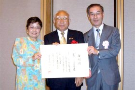表彰状を手に