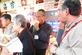 三角コロッケ試食中