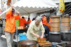 餅つき中1