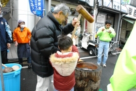 子どもも餅つき