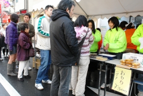 できた餅を販売中
