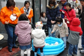 屋外に移動して魚つり