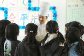 子どもたちに囲まれる今平シェフ