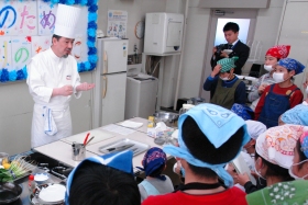 料理の説明をする今平シェフ