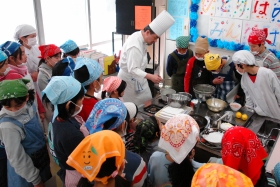 料理の説明をする今平シェフ