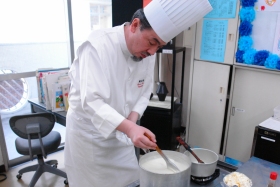 最後の調整をする今平シェフ