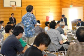 質問する区民