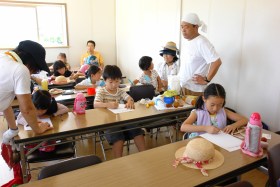 子ども達がレポート作成中