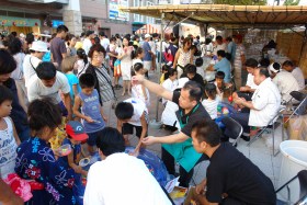 屋台の前は人だかり