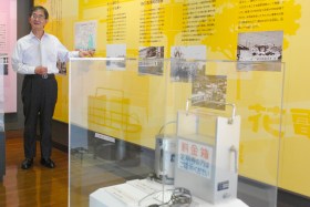 案内する大保館長