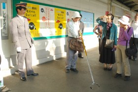 新杉田駅ホームを見学