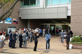 区役所前、史跡標示板の除幕式
