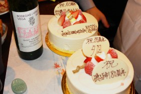 4つのお祝いが刻まれた特製ケーキ