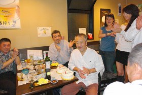 ケーキを前に笑顔の江川さん