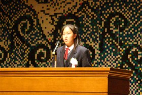 モザイク画を前に生徒会長の挨拶