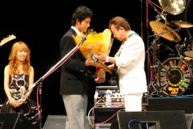 在校生から花束贈呈
