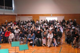 会場となった体育館は満員