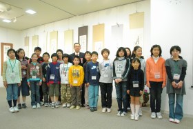 杉田小の児童に囲まれて
