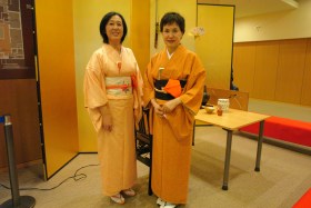 和服姿の杉田劇場スタッフ
