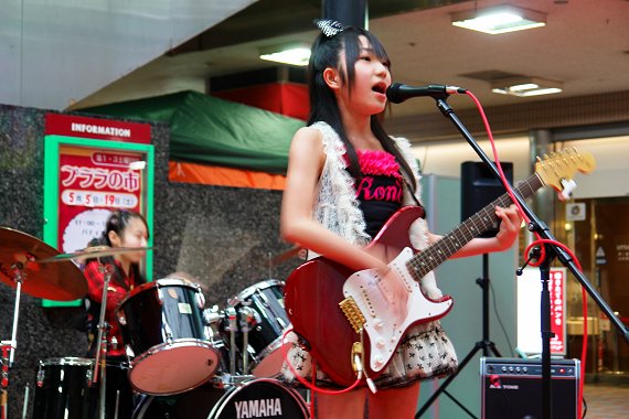 小学生のギタリスト@プララ杉田創業祭2012