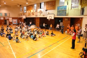 森東小、親子で学校に泊まろう