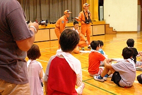 森東小、親子で学校に泊まろう