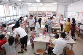 森東小、親子で学校に泊まろう