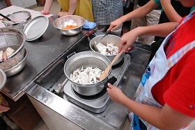 森東小、親子で学校に泊まろう