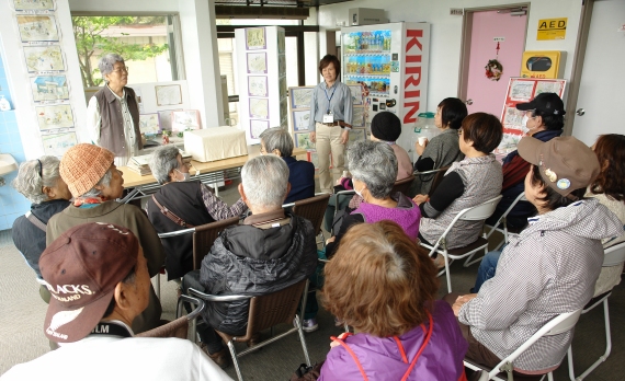 岡村公園で持田万福さんの絵画展