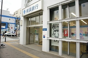 南林間の横浜銀行で等身大肖像画アート展