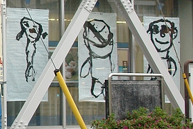 南林間の横浜銀行で等身大肖像画アート展