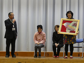 岡村小55周年、塚田麻美さんの絵画プレゼント