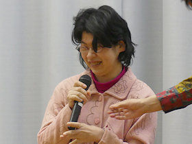 岡村小55周年、塚田麻美さんの絵画プレゼント