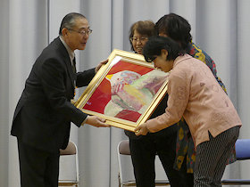 岡村小55周年、塚田麻美さんの絵画プレゼント