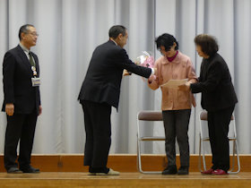 岡村小55周年、塚田麻美さんの絵画プレゼント
